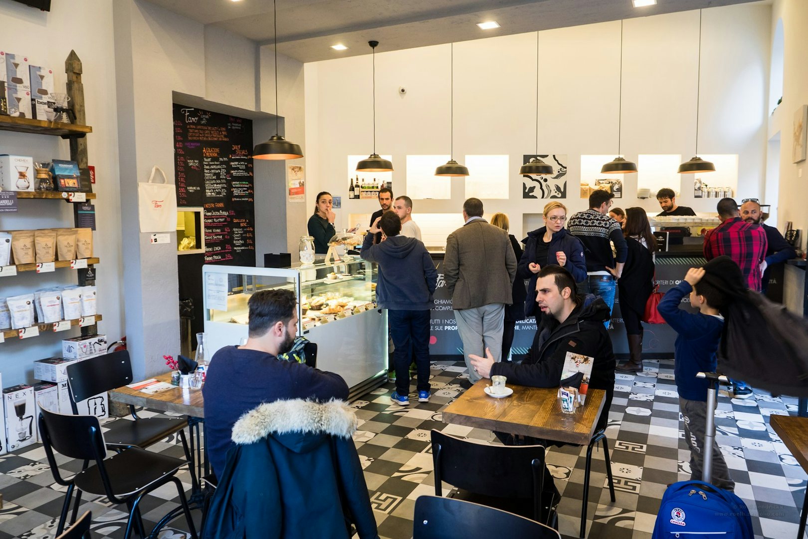 people at coffee bar Faro