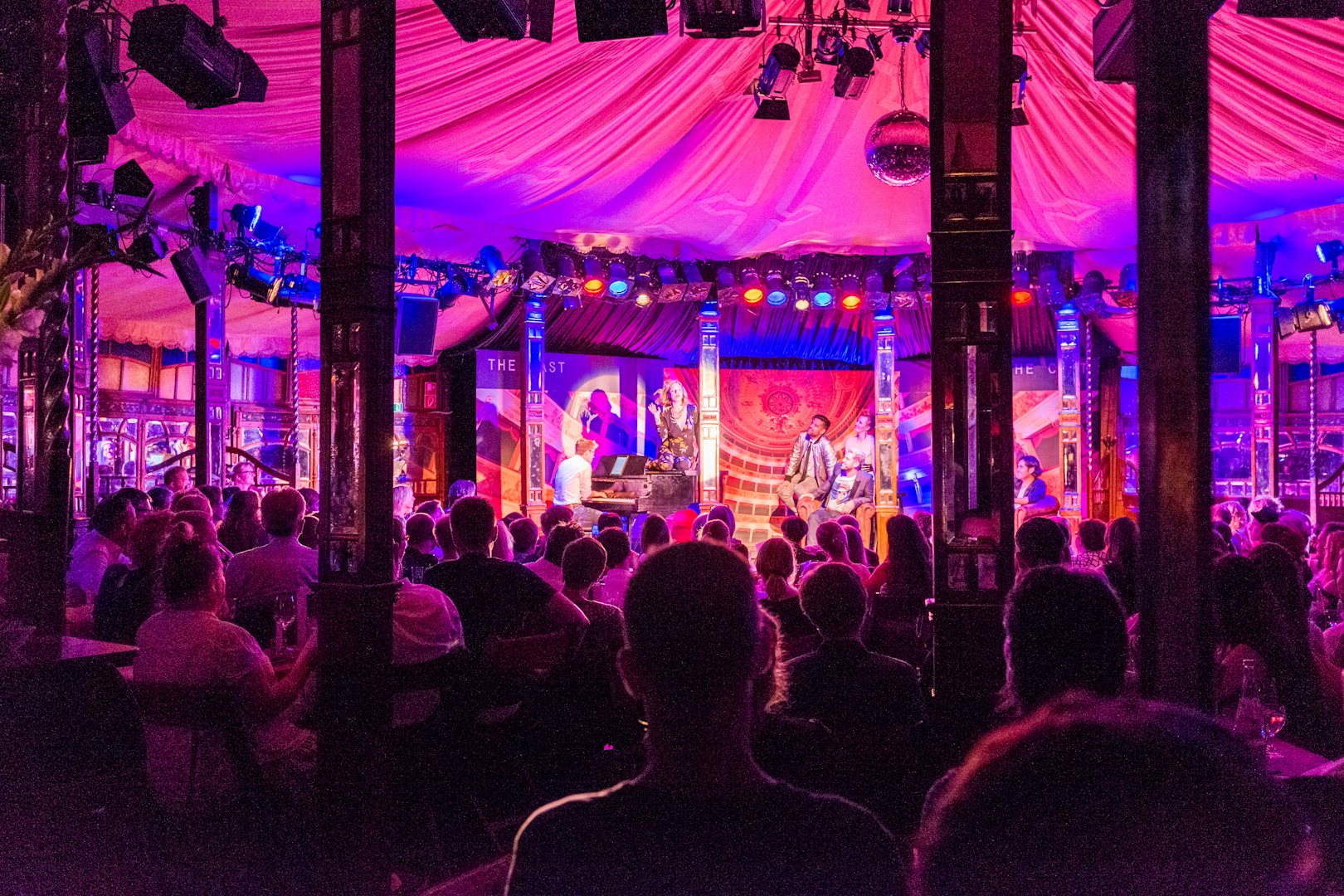 a music performance at Bar Jeder Vernunft