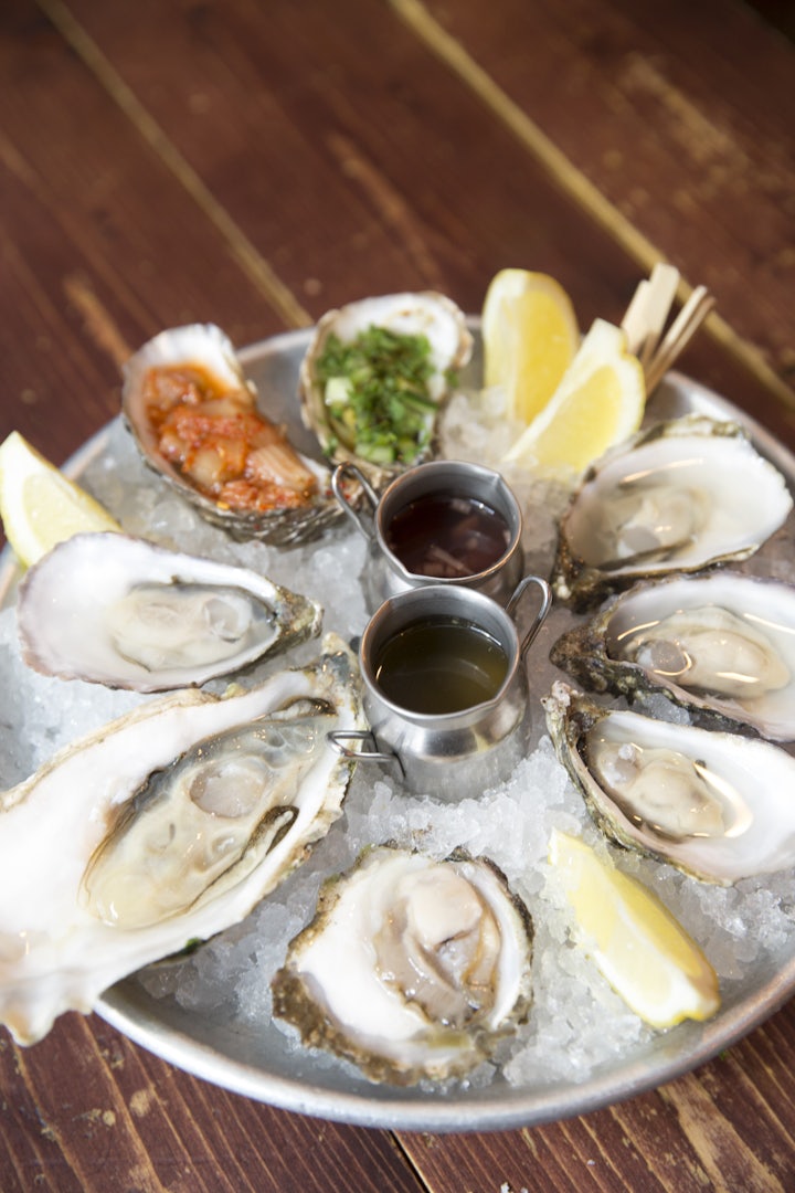 a plate of Oysters on ice at Klaw Dublin