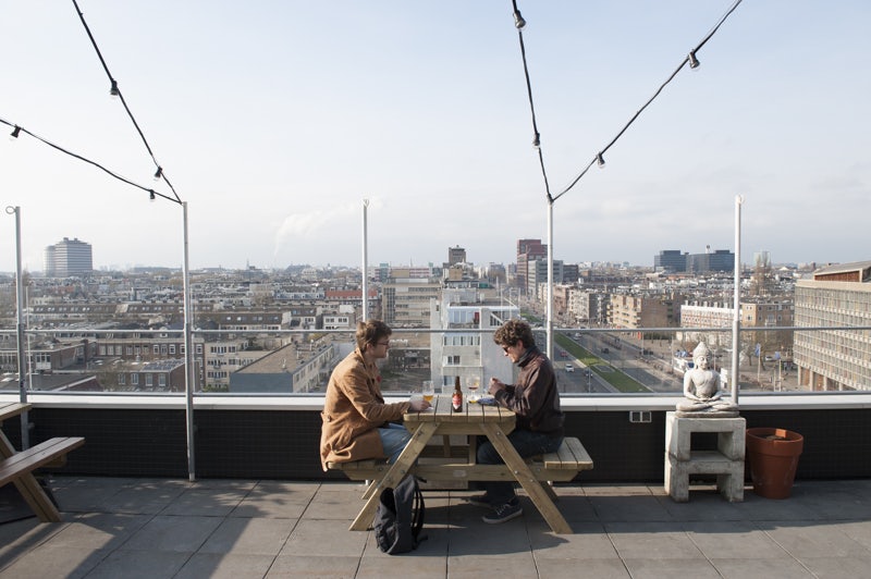 two men having a drink at the rooftop of Canvas op de Zevende