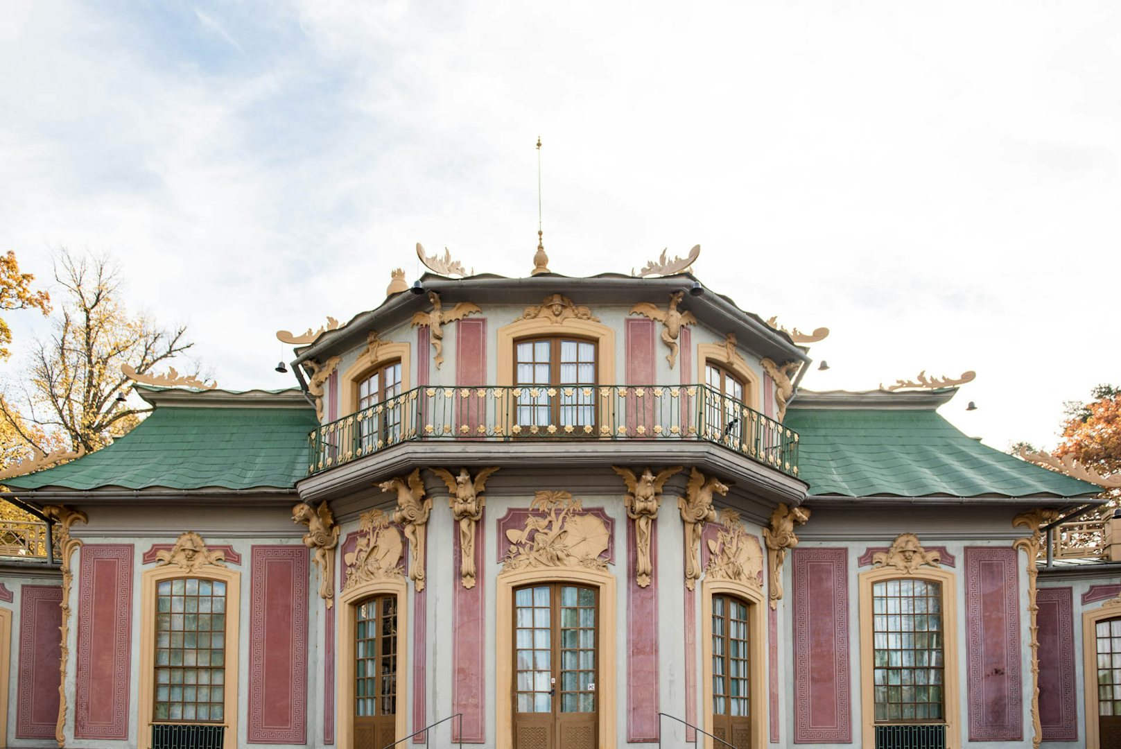 exterior of Kina Slott with golden details