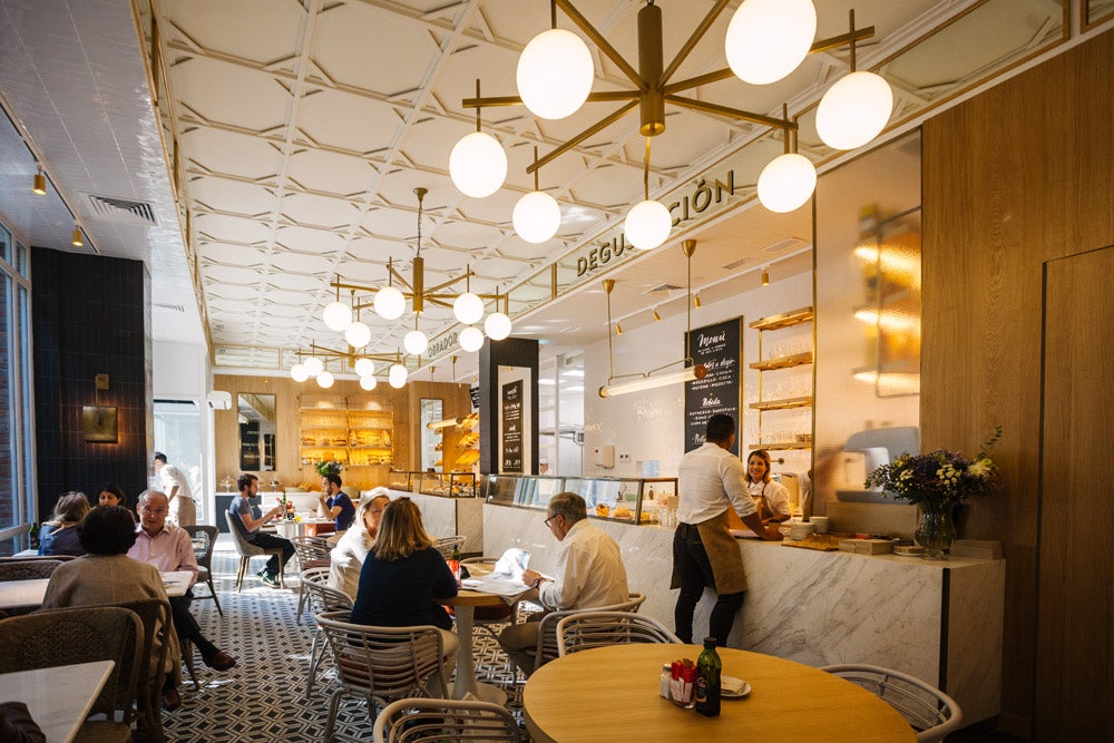 people having lunch at Crusto in Madrid