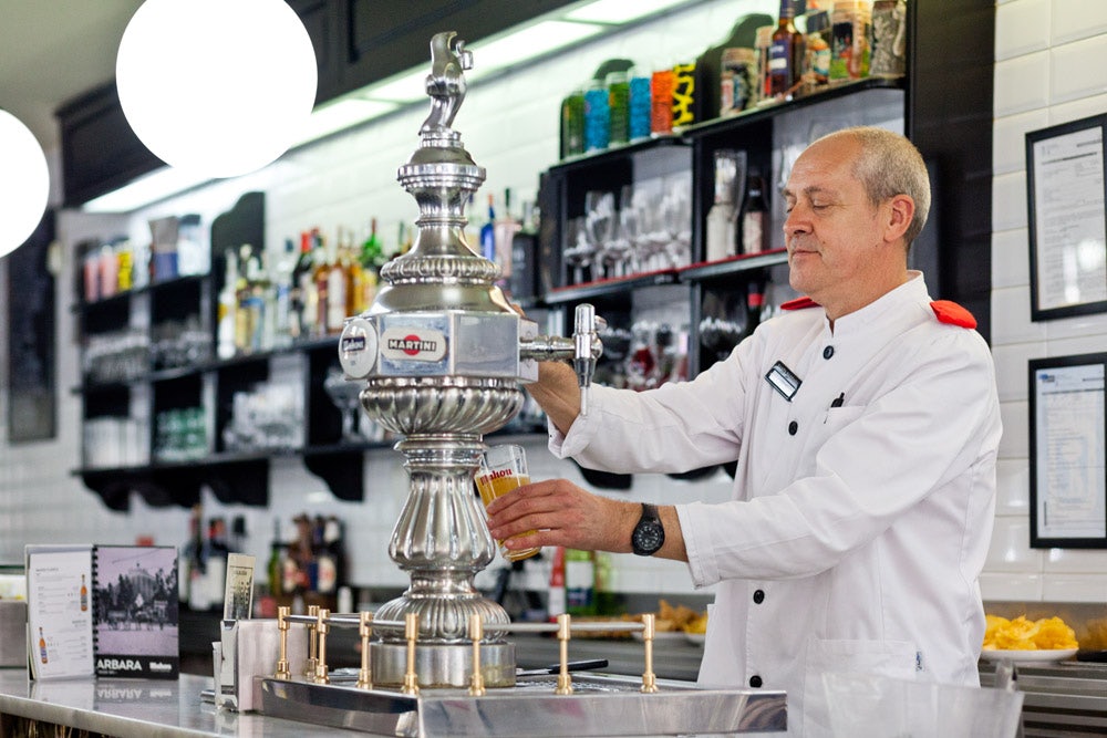 waiter pouring a beer at Santa barbara cerveceria