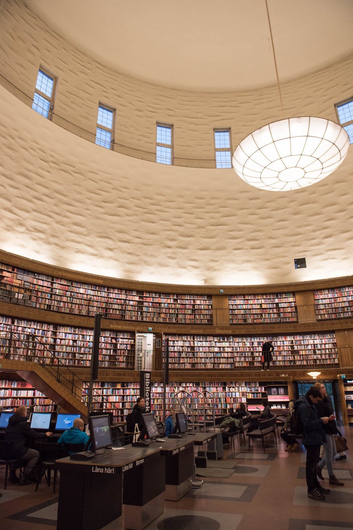 reading hall and ceiling of the Stockholm Stadsbiblioteket