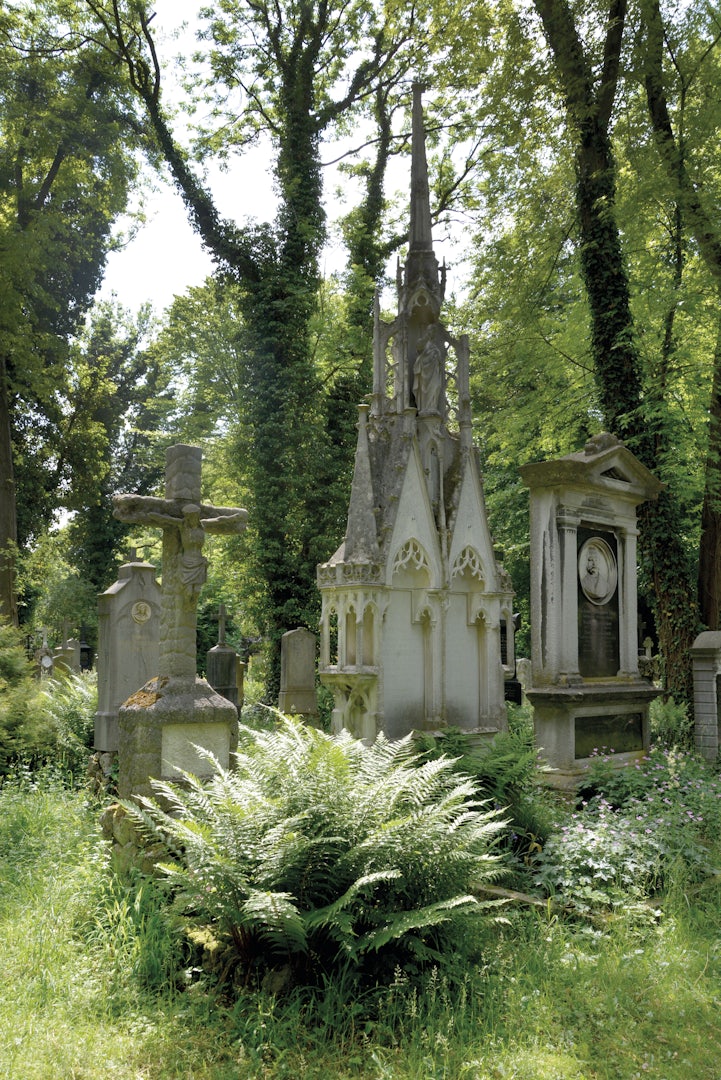 graves at the Alter Südfriedhof in Munich