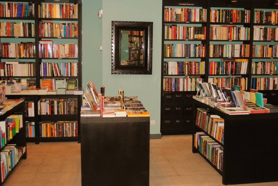 store interior and books at PÓ DOS LIVROS
