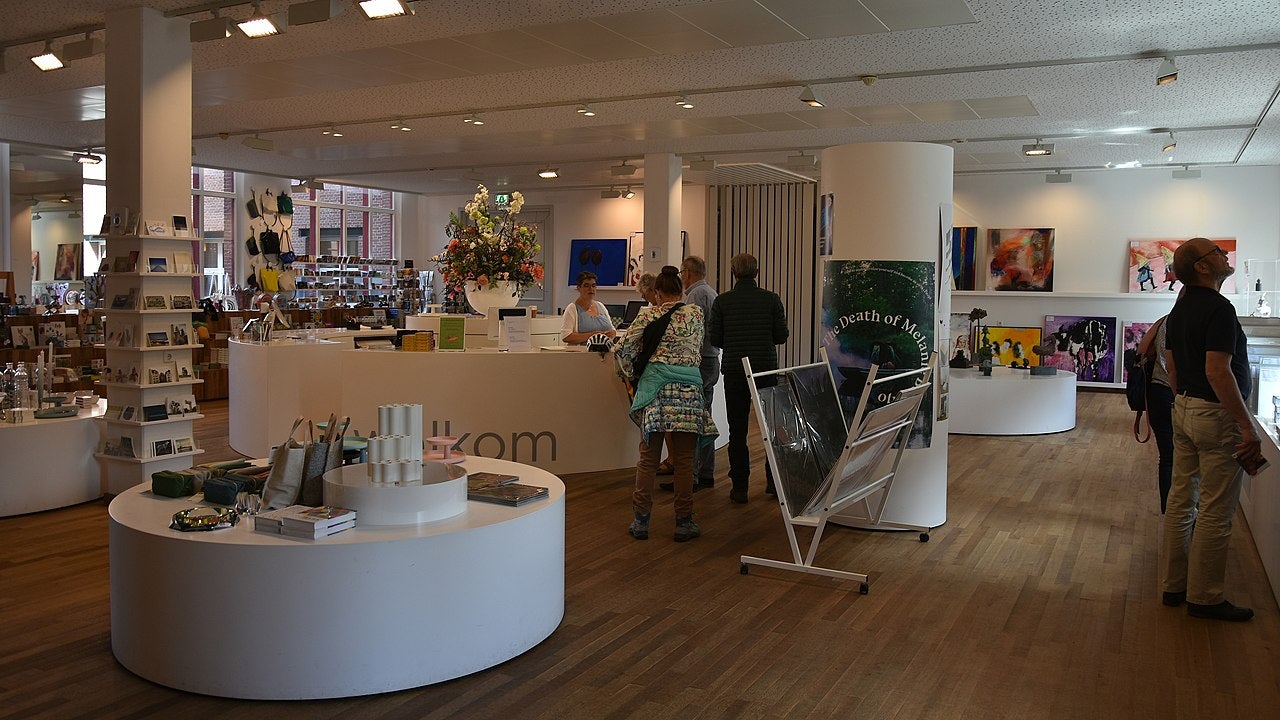 people shopping at the museum shop of the  Bonnefantenmuseum