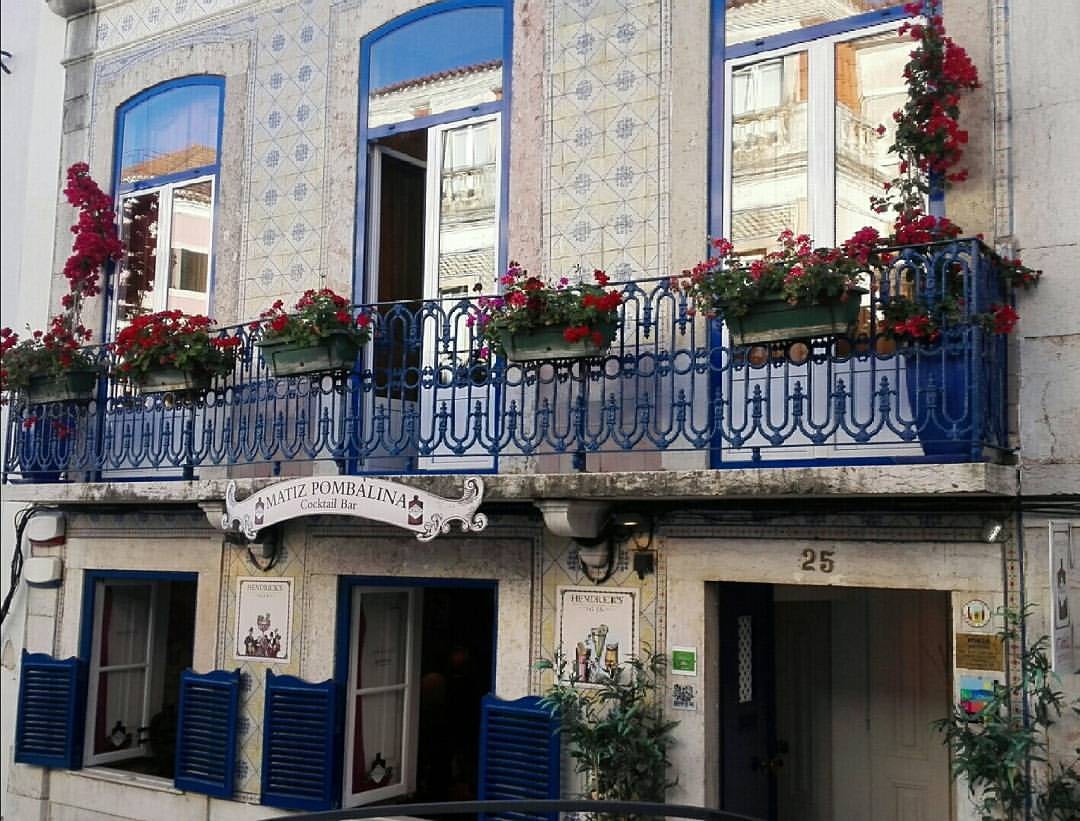 roses and blue and white façade of Matiz Pombalina