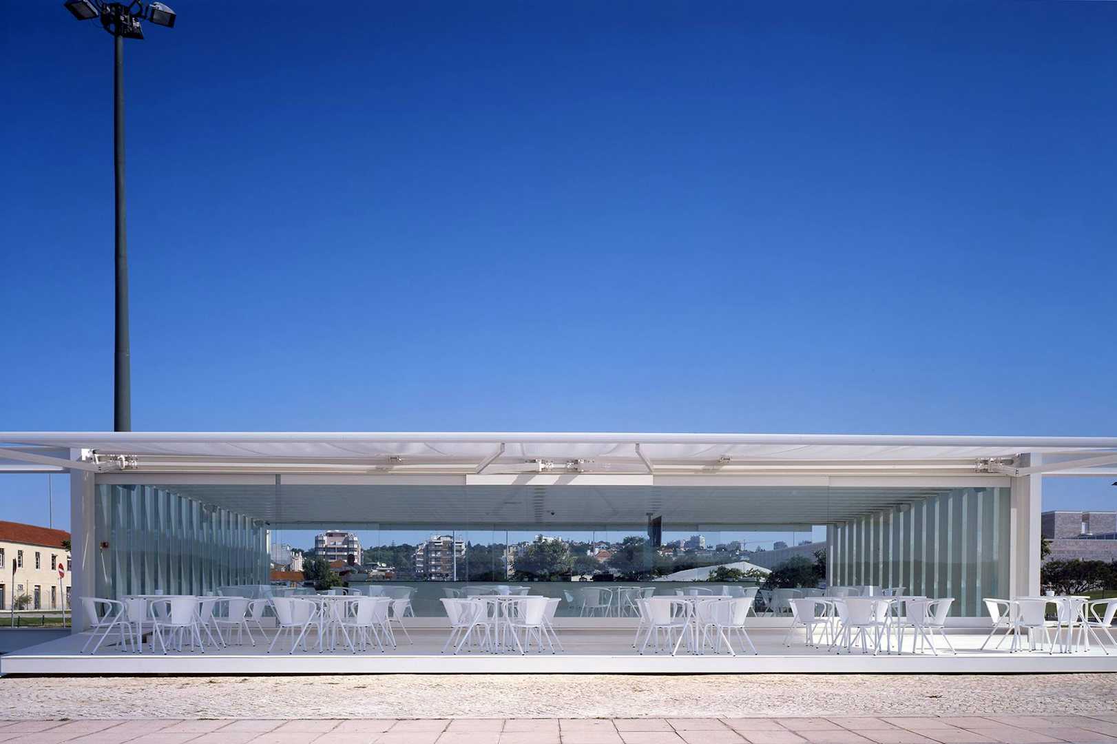 Minimalist design of à Margem restaurant in Lisbon