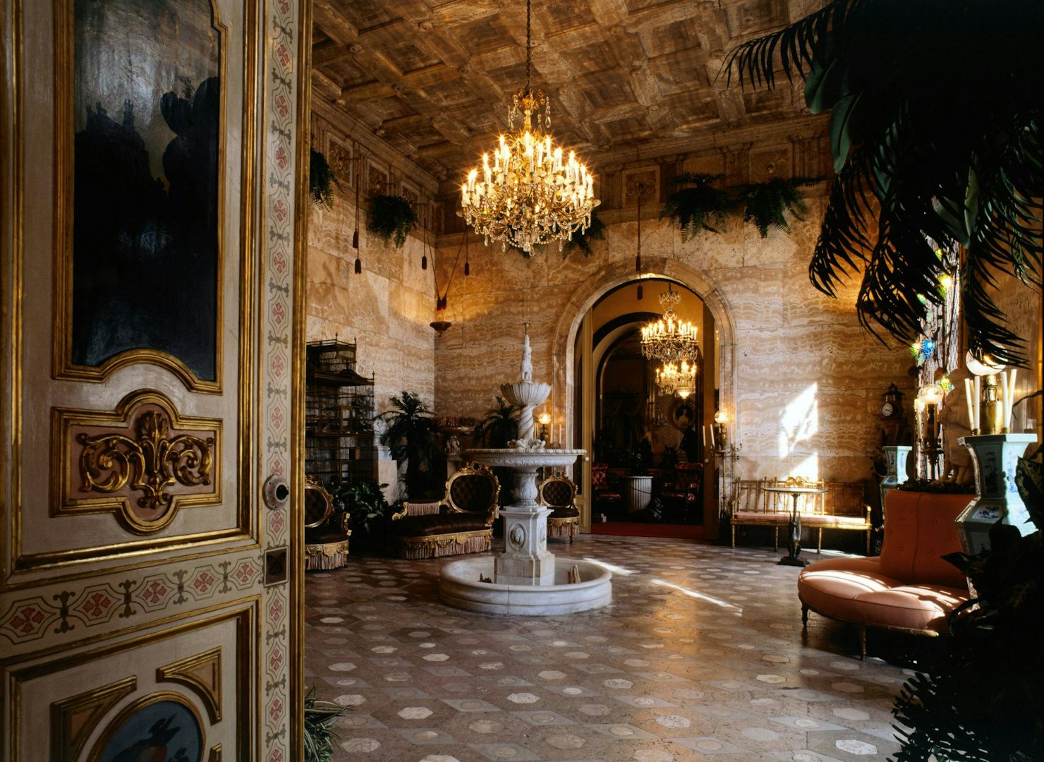 a luxurious room with chandelier at the Palacio da Ajuda