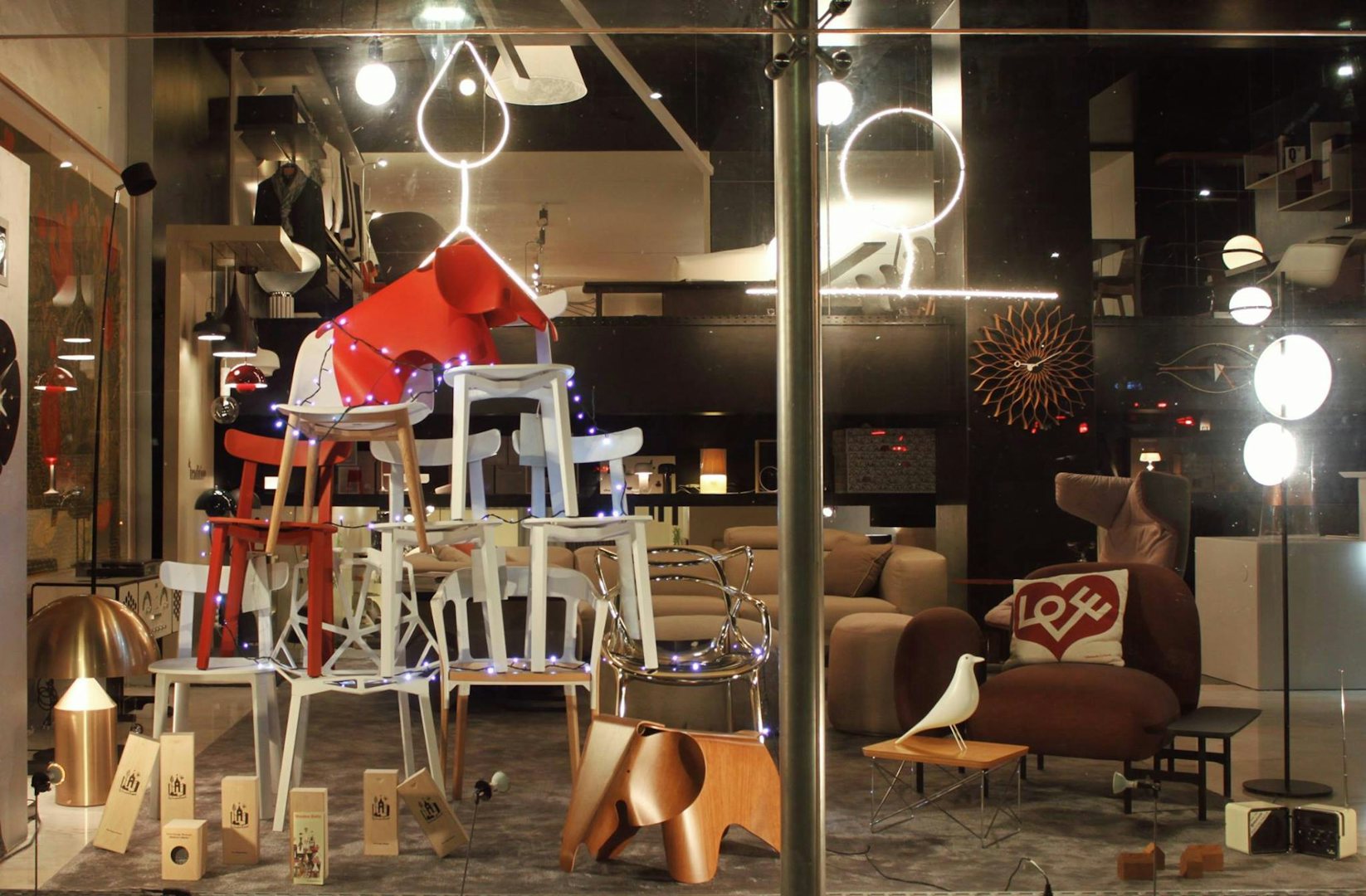 lights and furniture displayed at A Linha da Vizinha