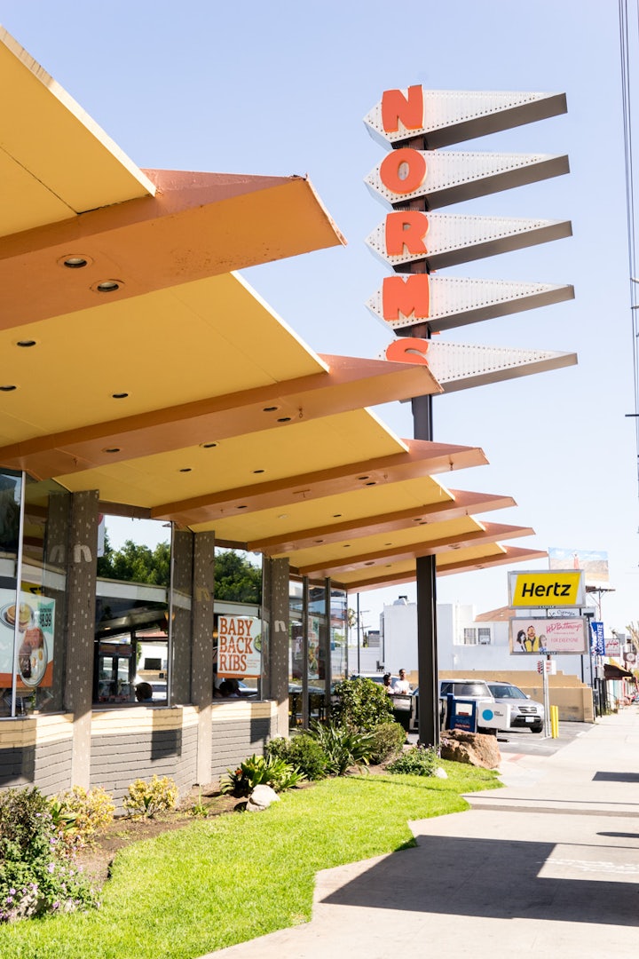 googie sign of Norms restaurant