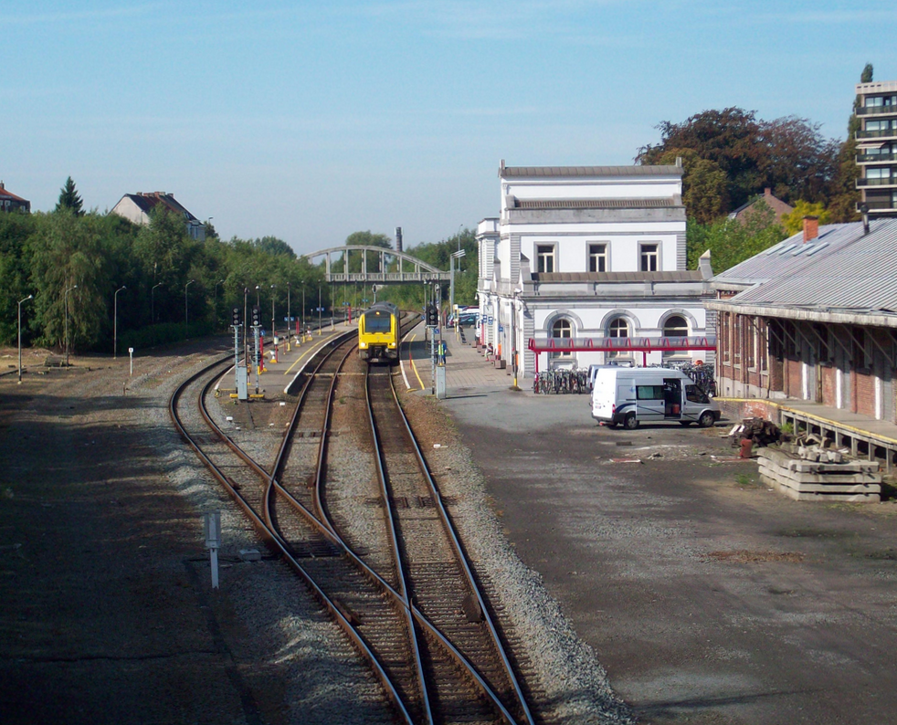 incoming train in Ronse station