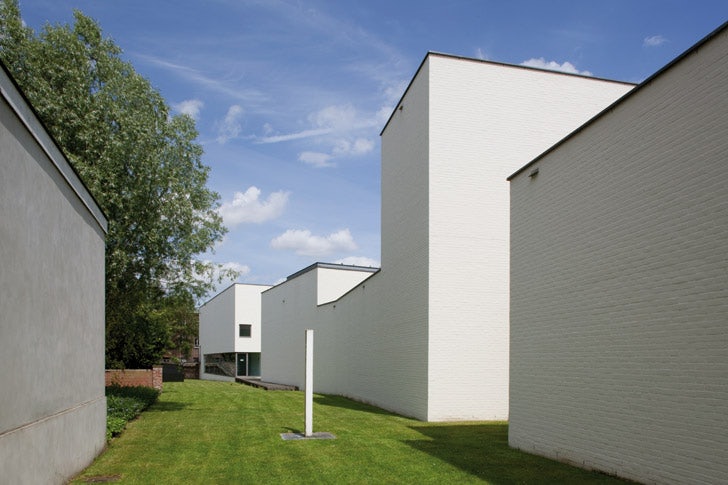 Garden and minimalist white exterior of the Roger Raveel Museum