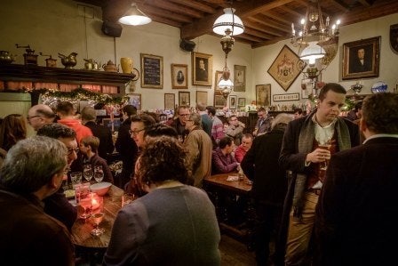 people drinking in Café Vlissinghe