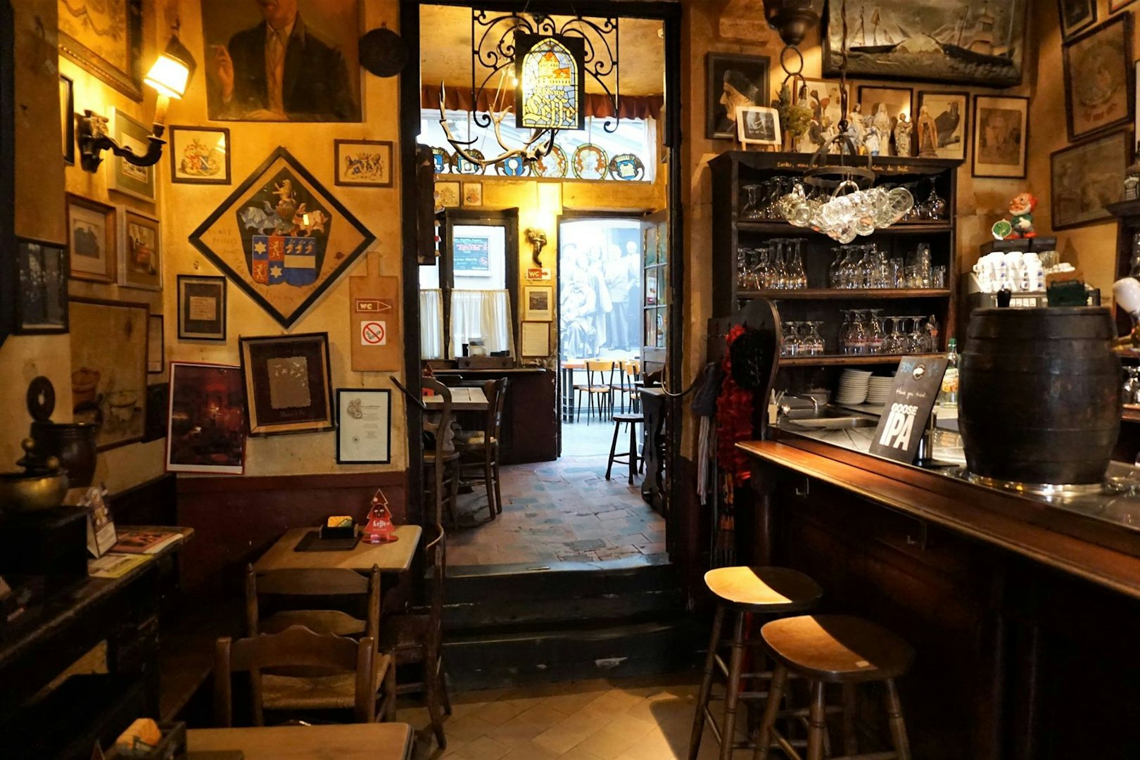 interior of bar Goudblommeke in papier