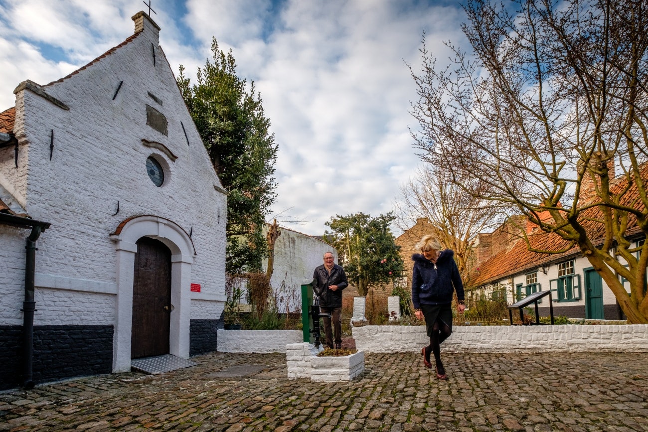 a couple walking around at the Baggaertshof on a autumn day