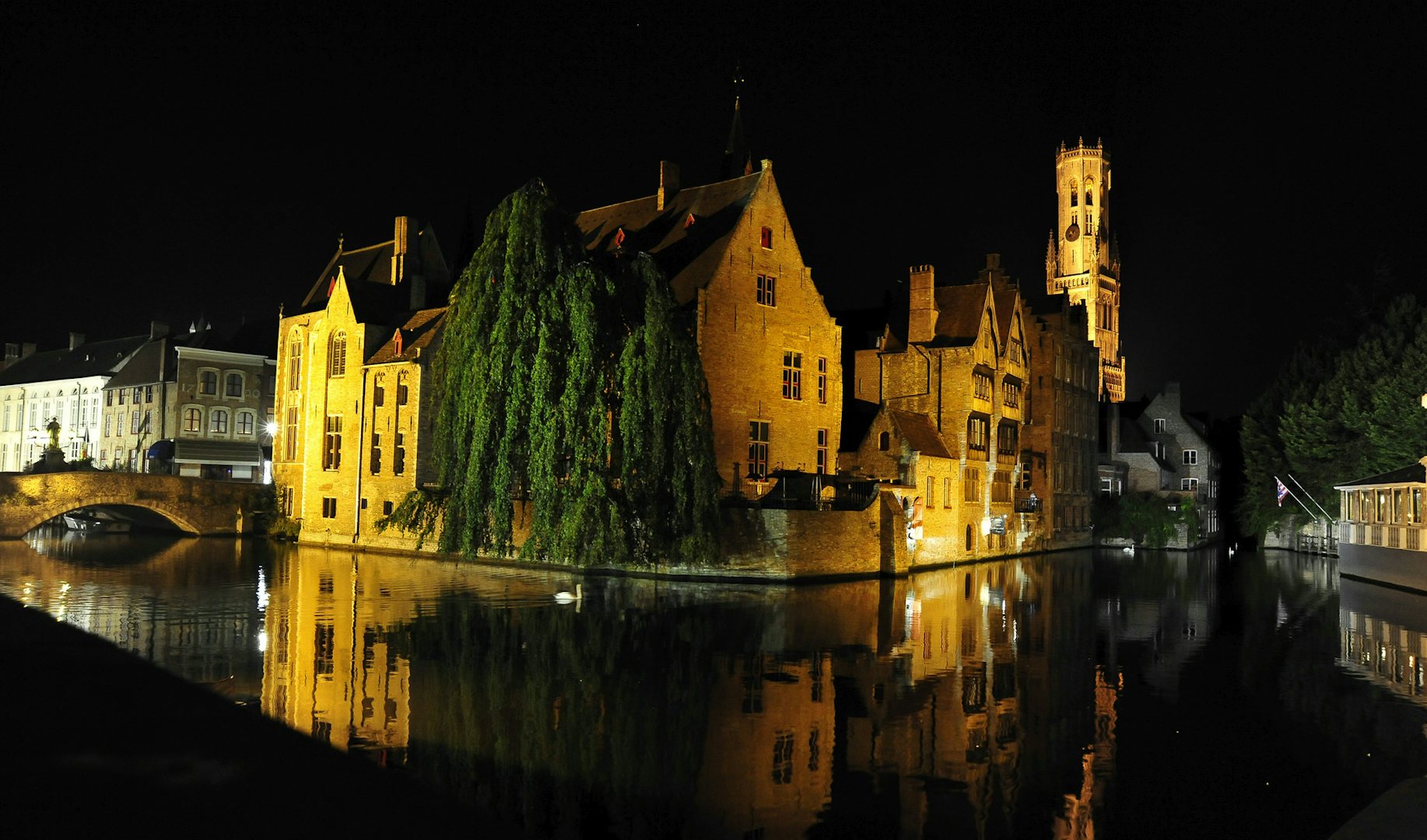 the canals of Bruges by night