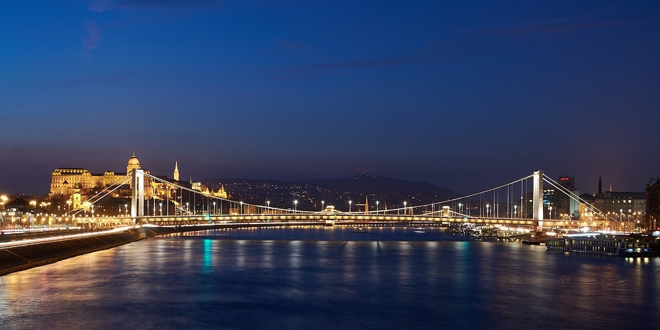  Elisabeth Bridge by night