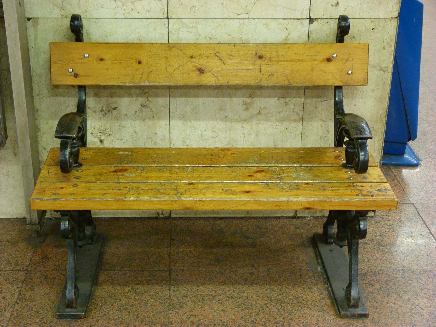 Kanyadi Bench at Arany Janos station