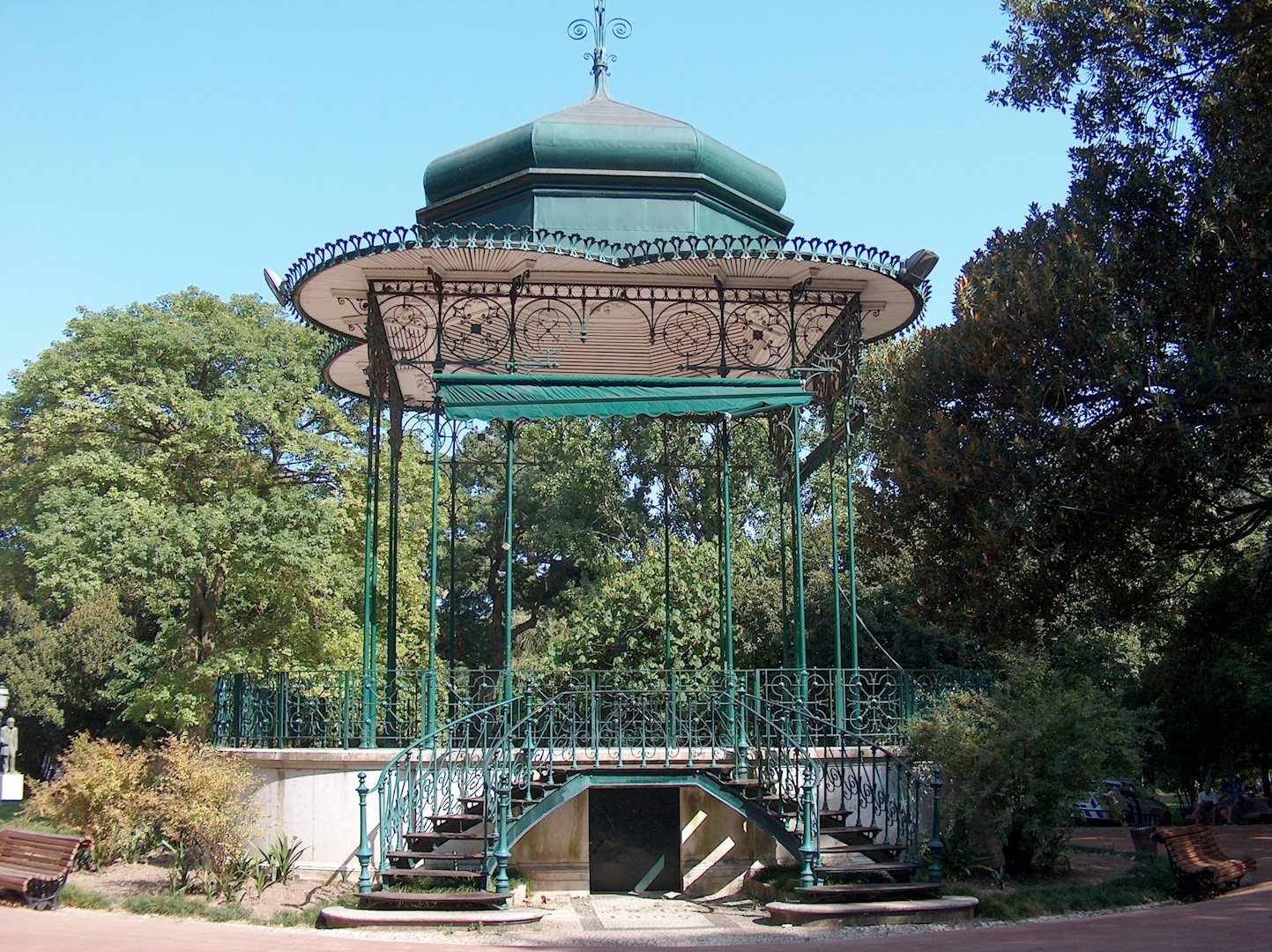 iron pagoda at the Jardim da Estrela