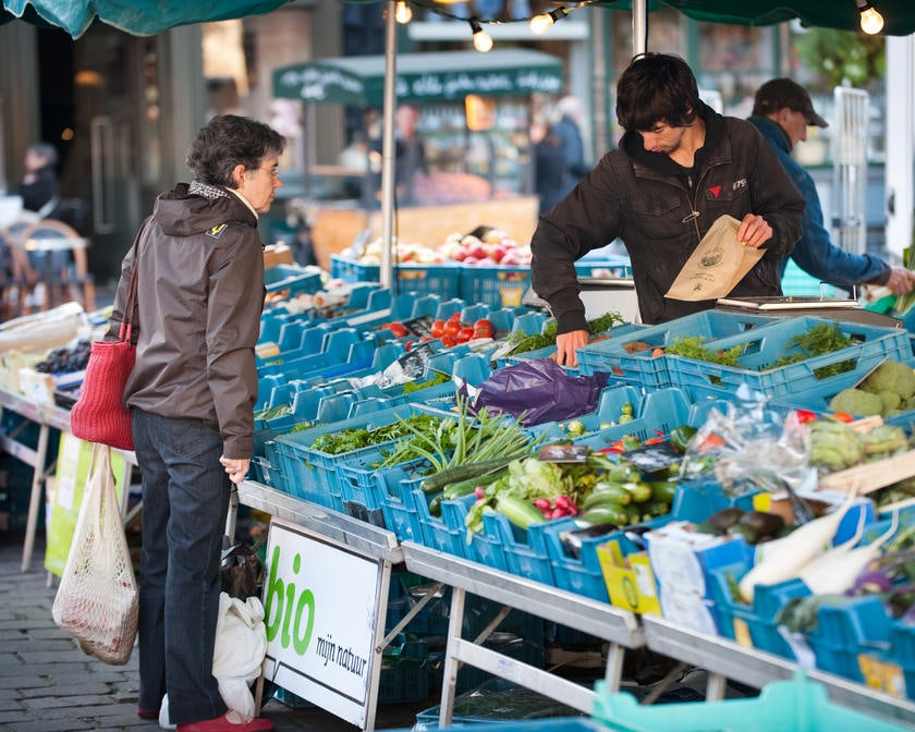 woman shopping at a vegetable stand of the Biomarkt Ghent