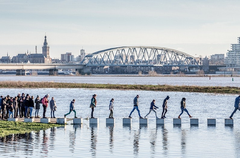 people crossing the Zaligebrug