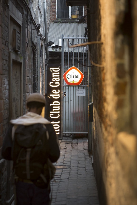 entrance in alley to Hot Club Gent