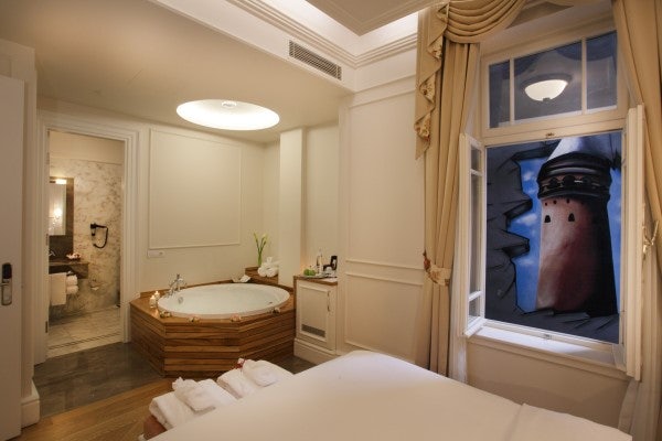 interior of the jacuzzi room at Corinne Hotel