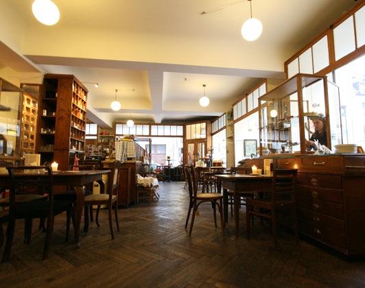 interior cafe Marais