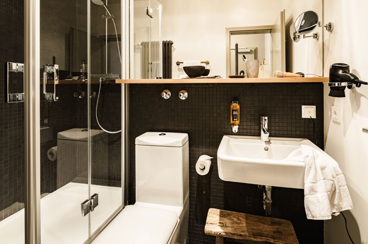 BOLD hotel bathroom