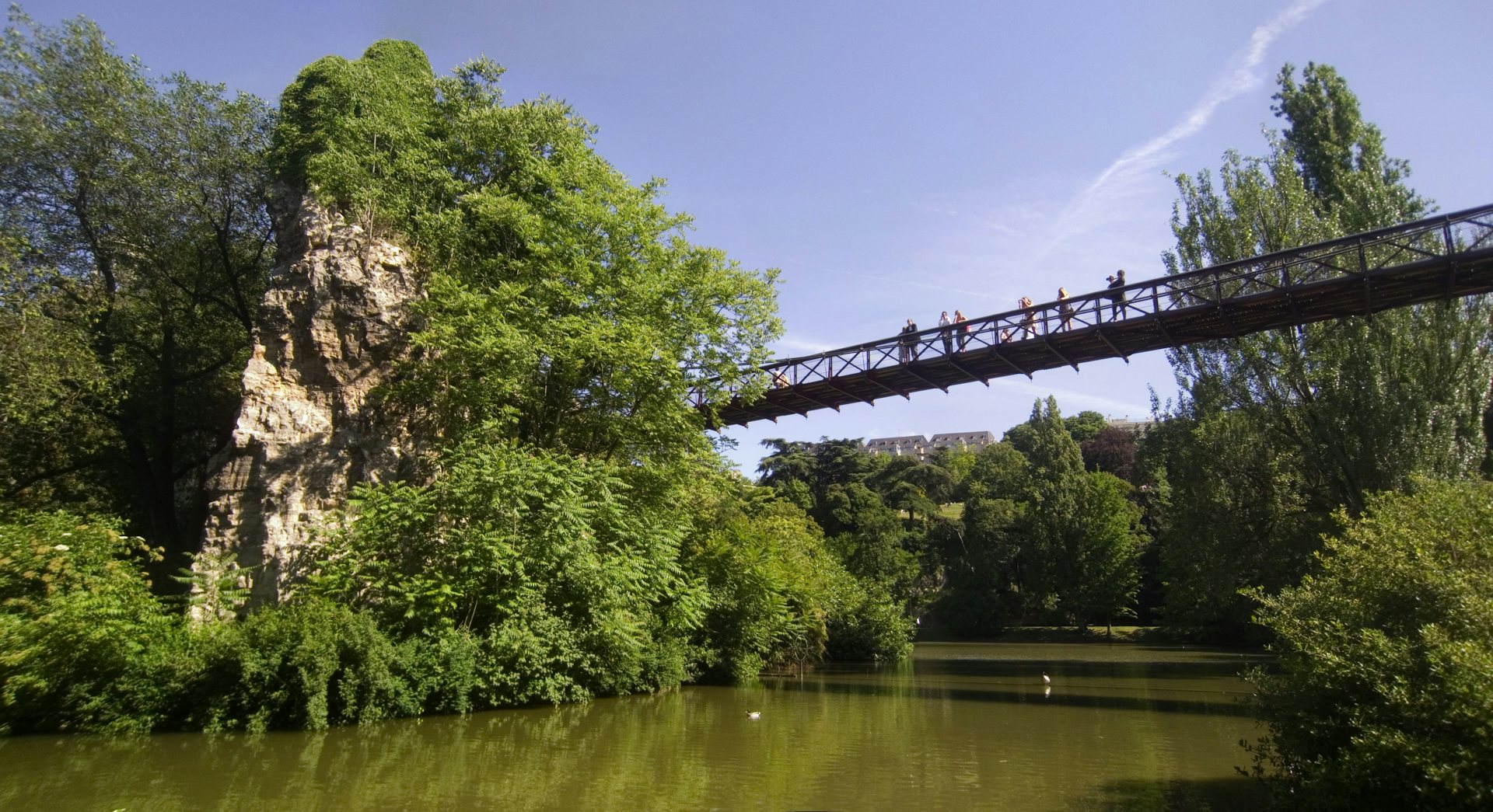 people on the Passerelle du Parc des Buttes Chaumont