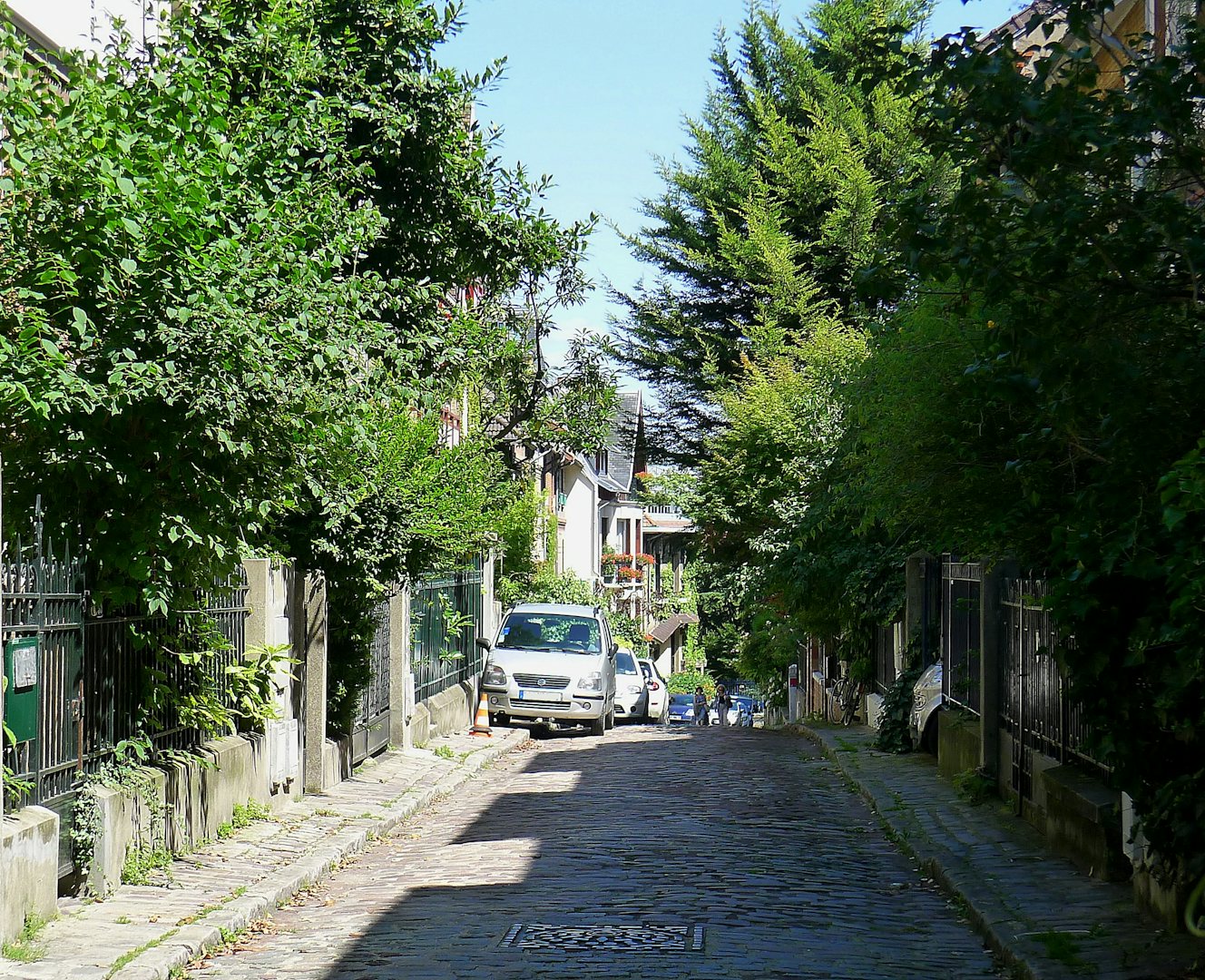 cobbled lane at Square de Montsouris 