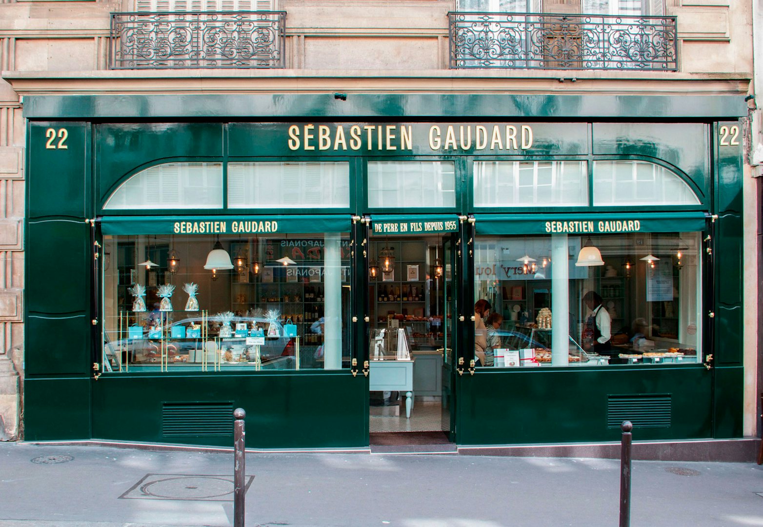 window of La Pâtisserie de Martyrs