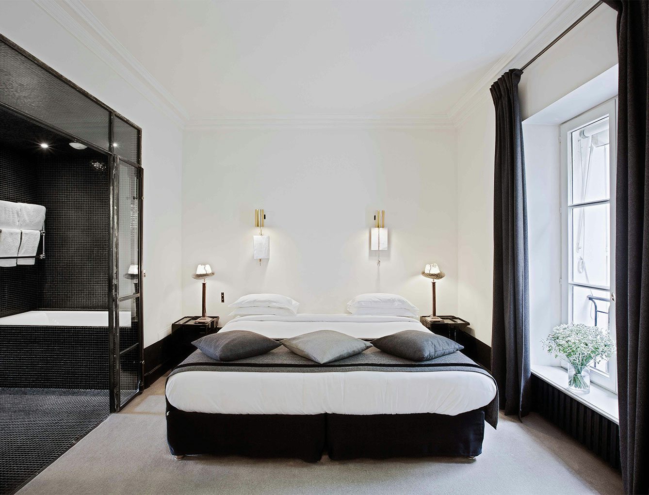 black and white room interior at Hotel Particulier Montmartre