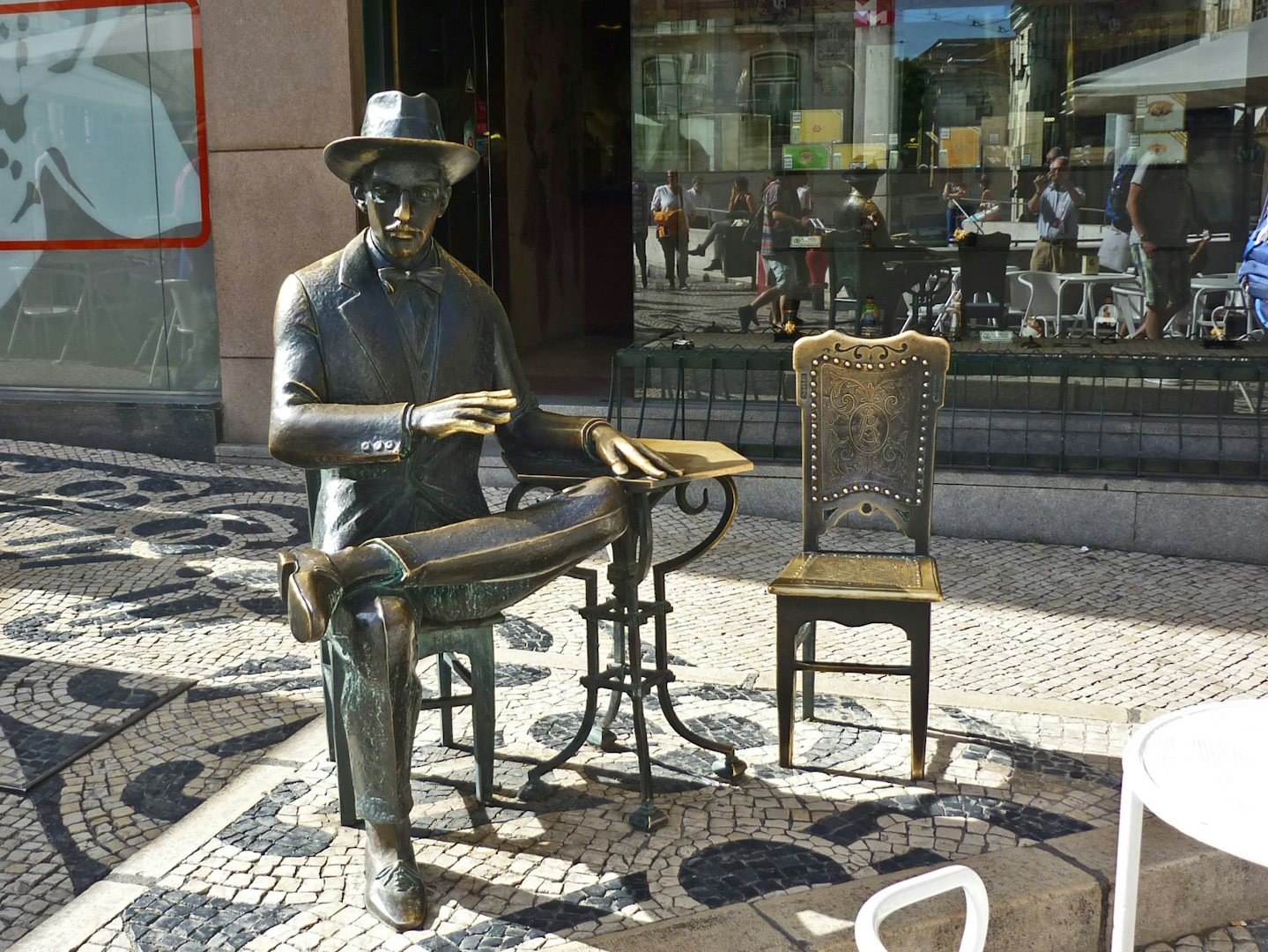 statue of a reading man or the Estatua do Chiado