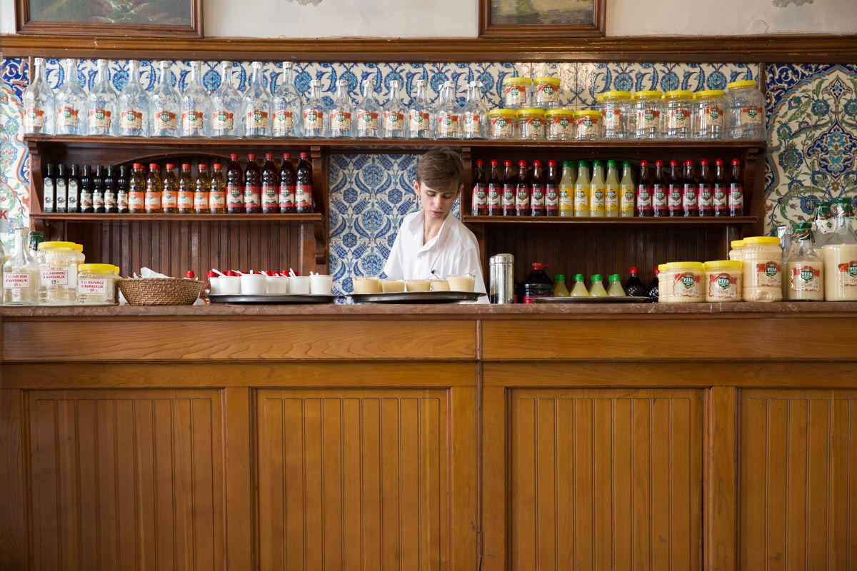 bartender at Vefa Bozaçisi