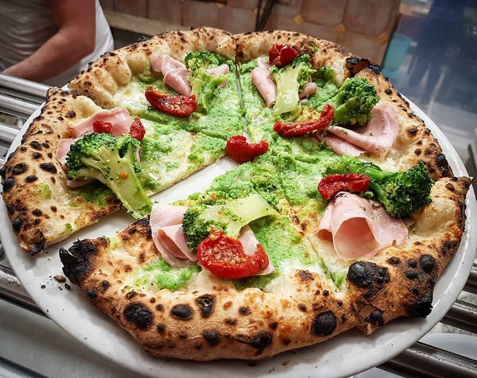 pizza with broccoli from La Gata Mangiona