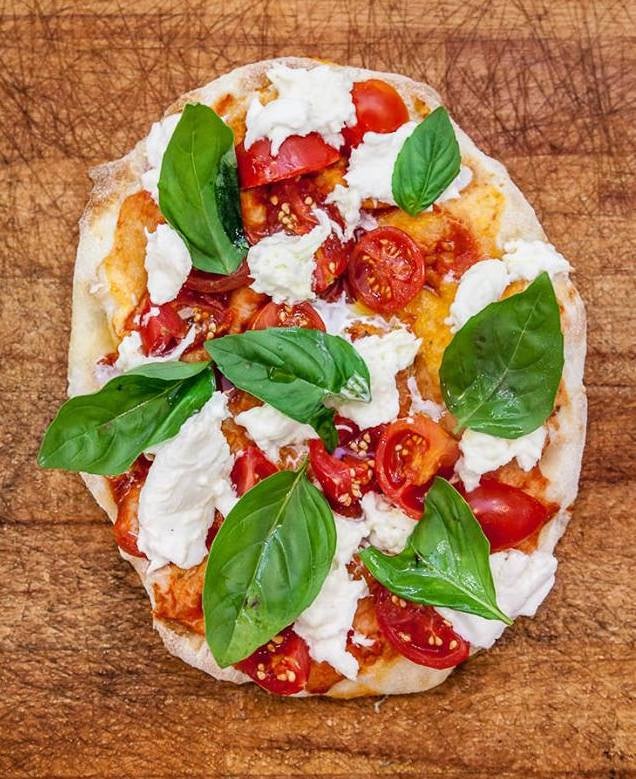 pizza with tomato, mozzarella and basilicum from Pinsere