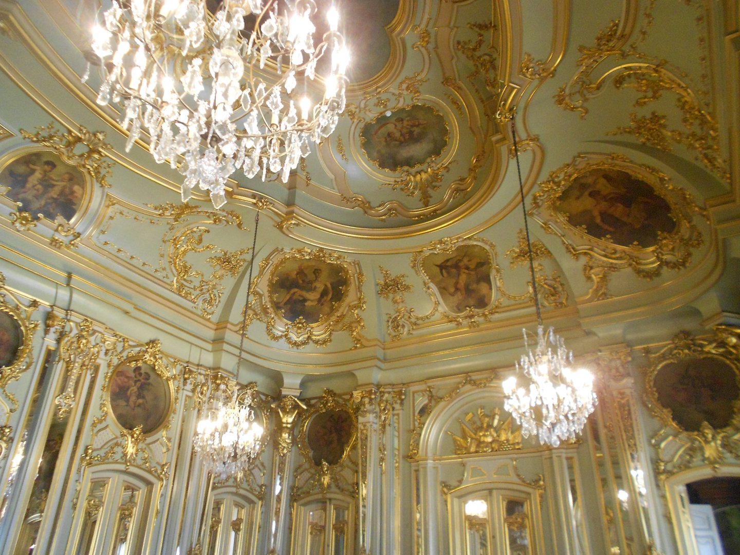 crystal chandelier and gold-plated ceiling at Palacio Foz