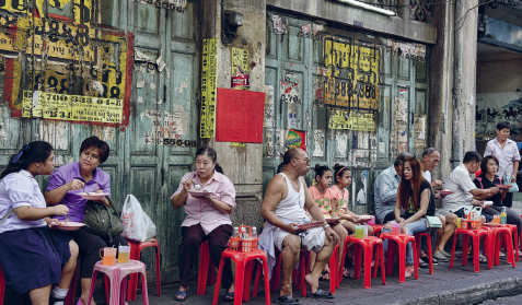 people eating at Khao Rat Gaeng Jek Pui 