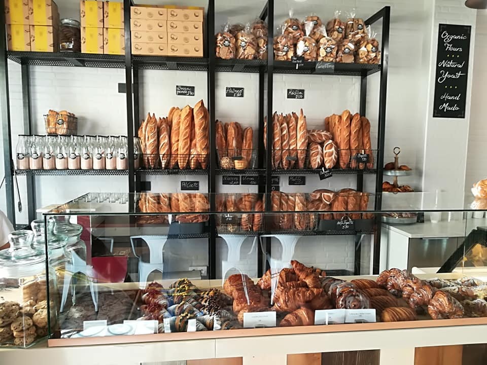 breads displayed at 100% Pan y Pasterlería