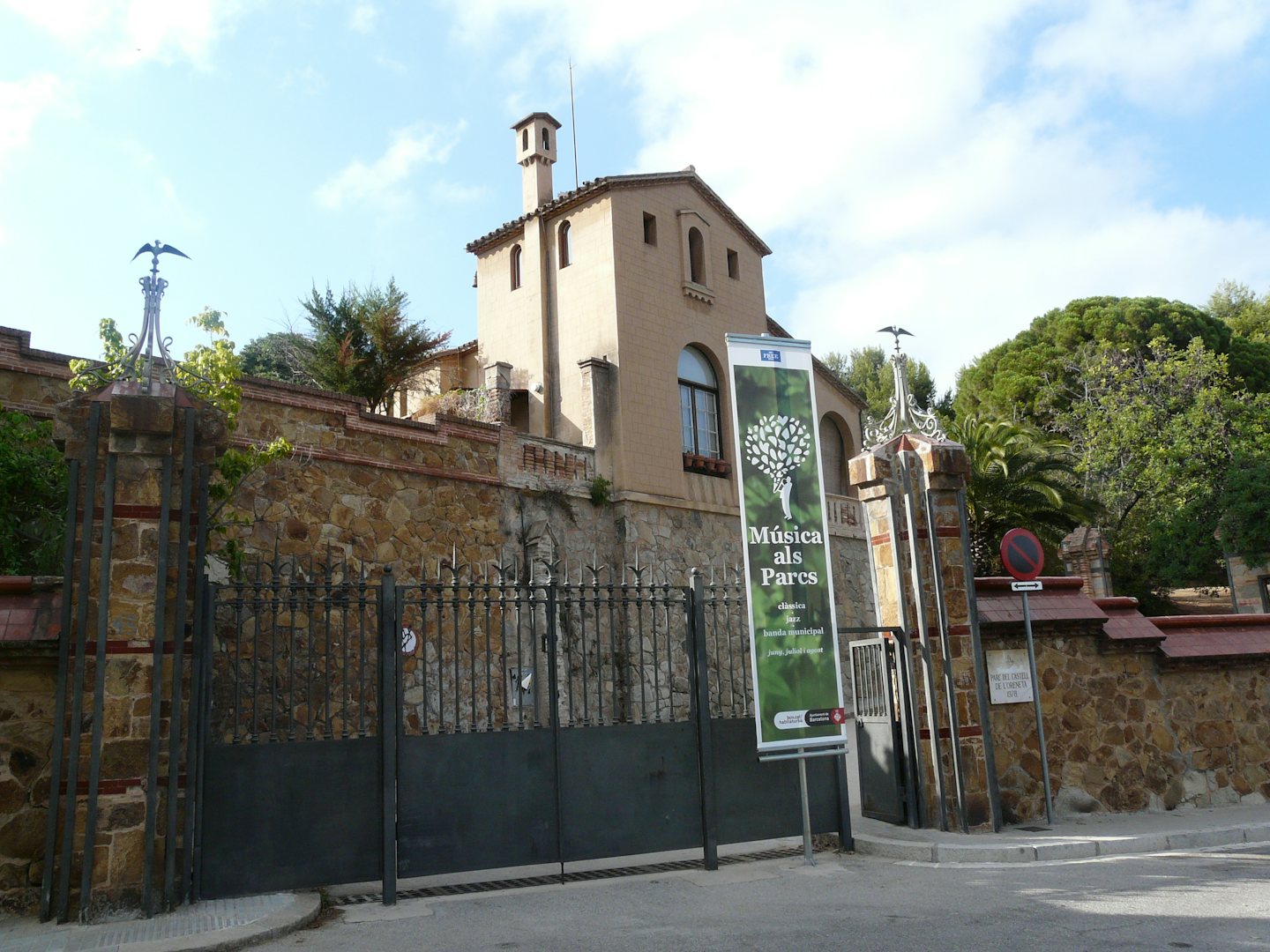 entrance to Castell de l'Oreneta