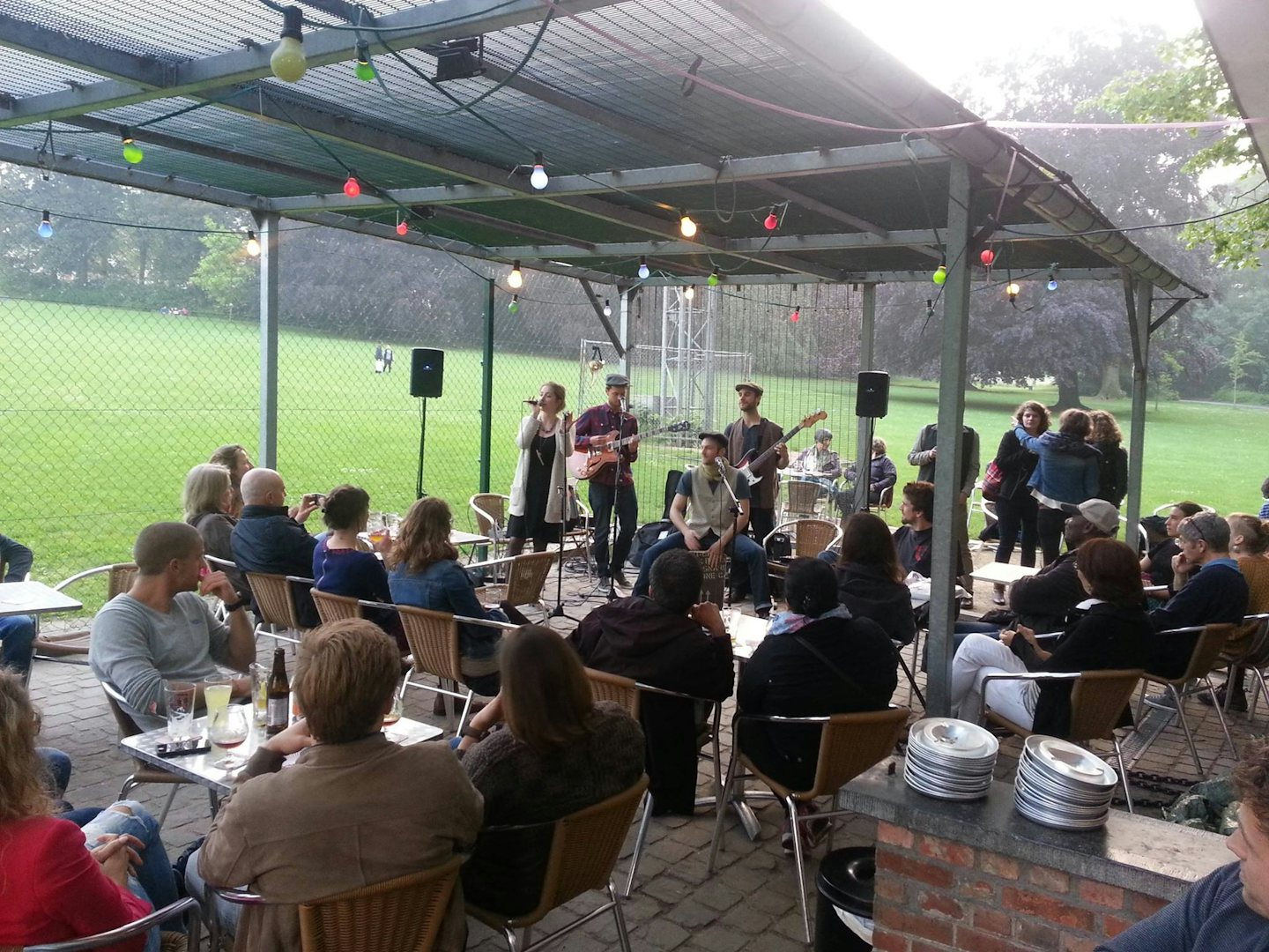 a band playing at Buvette Sint-Sebastiaan
