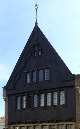 house with a black façade and roof at Vlamingenstraat 38