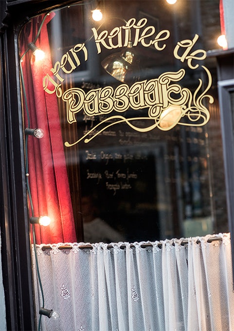 window with Gran Kaffee de Passage sign