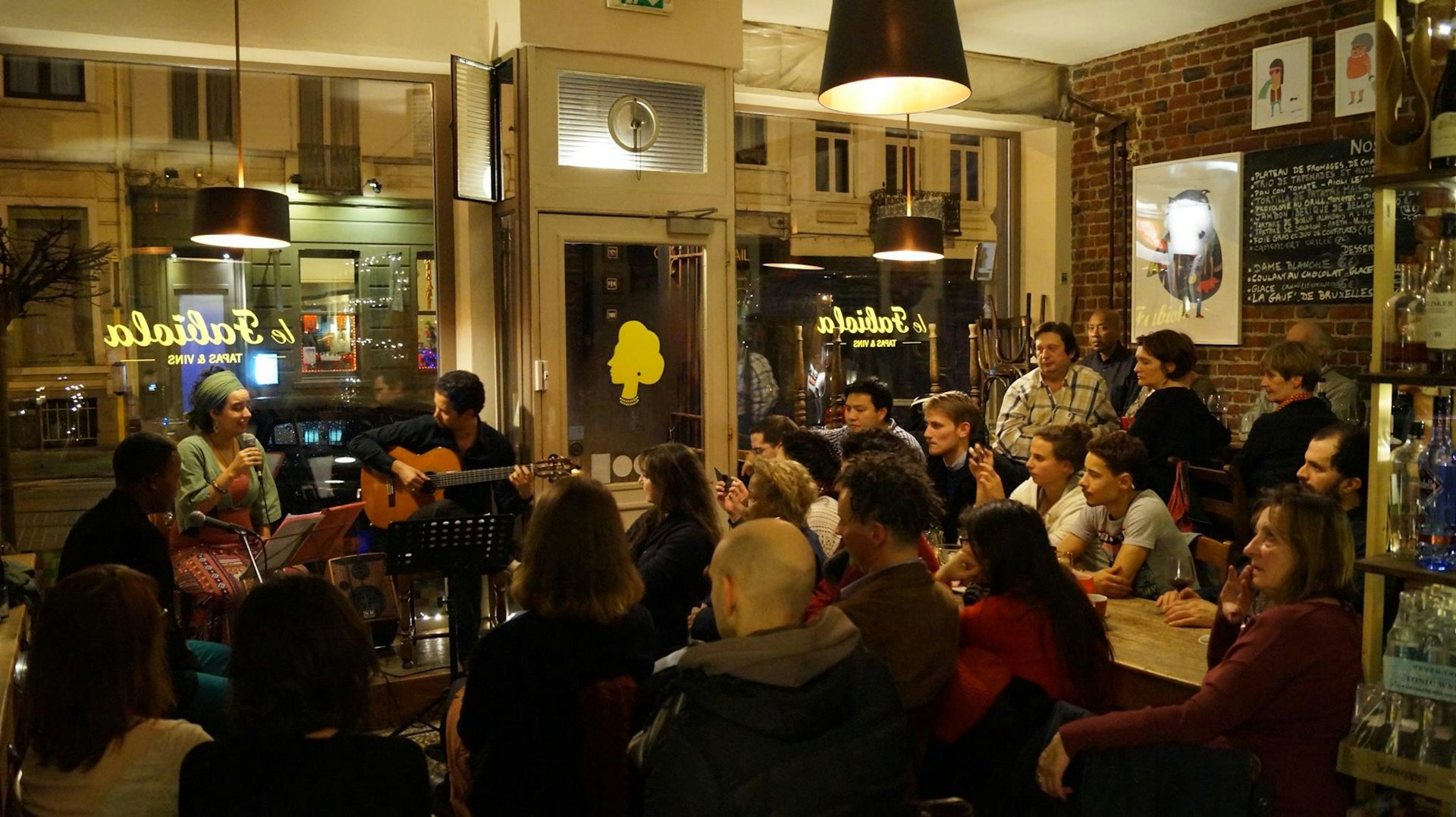 band playing at Le Fabiola bar