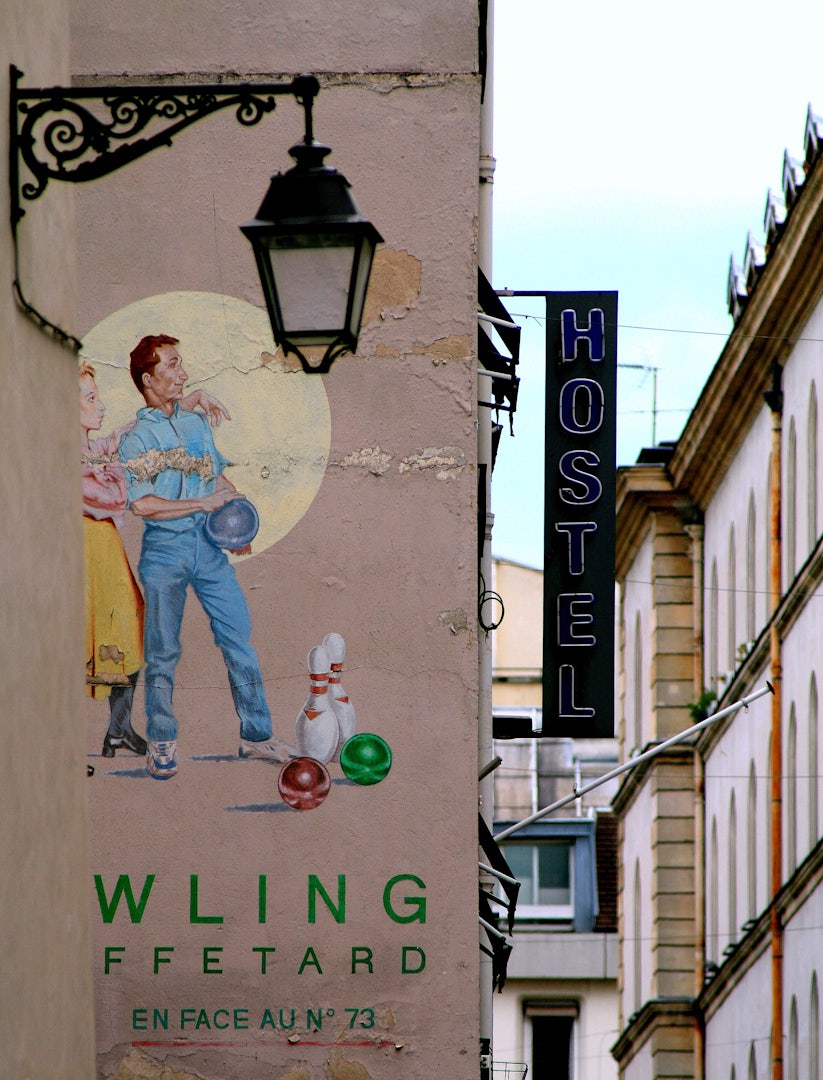 Rue Mouffetard Bowling mural