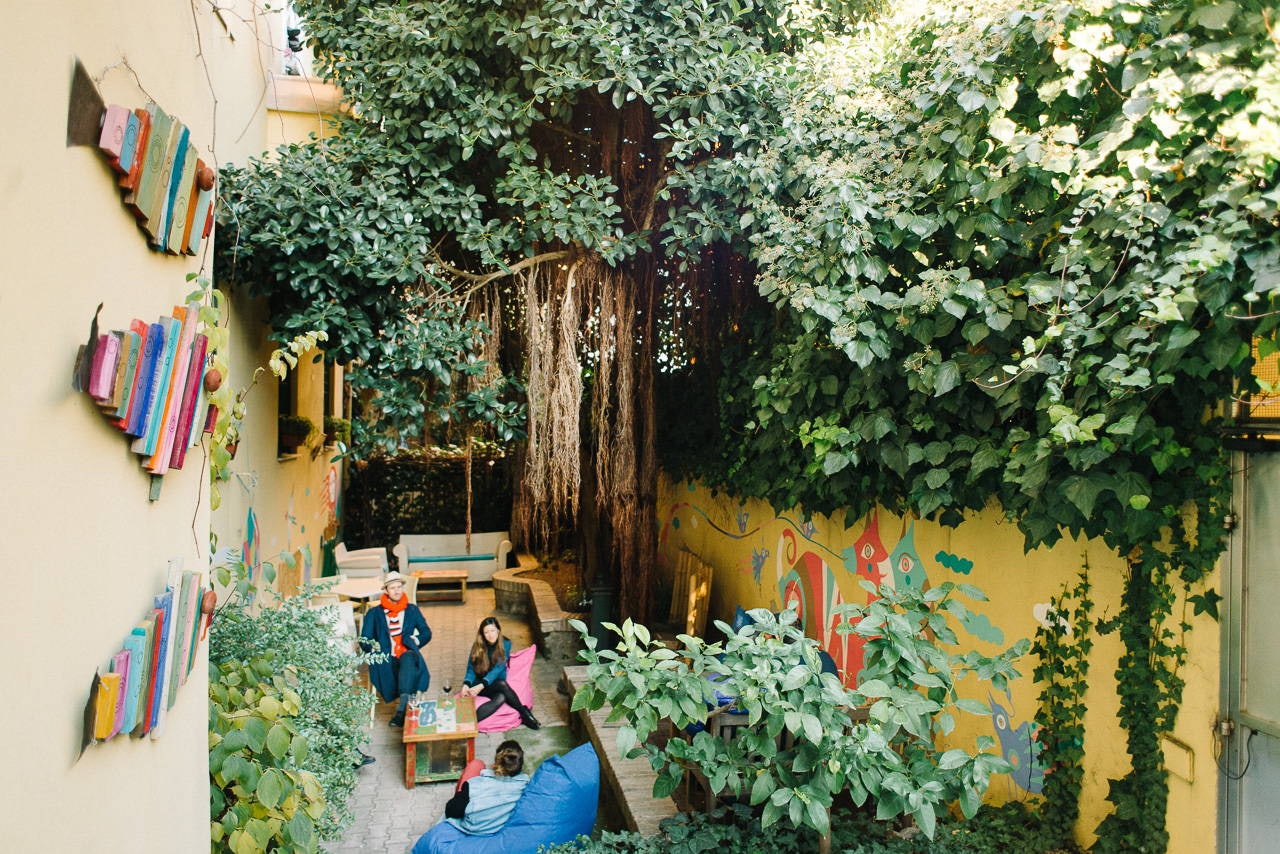 courtyard of the Beehive hostel