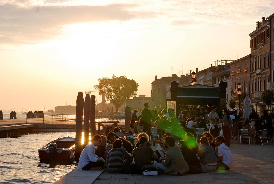 people drinking at Al Chioschetto